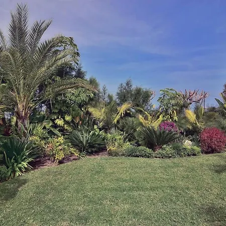 Seafront 3 Bedroom Medea With Private Pool And Garden.