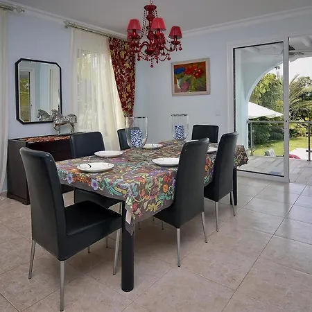 别墅 Seafront 3 Bedroom Medea With Private Pool And Garden.