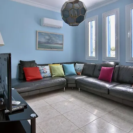 Seafront 3 Bedroom Medea With Private Pool And Garden. 别墅