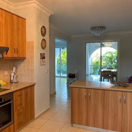 Seafront 3 Bedroom Medea With Private Pool And Garden. 别墅 Polis